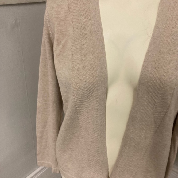 Like new! Liz Claiborne beige cardigan - Picture 4 of 16
